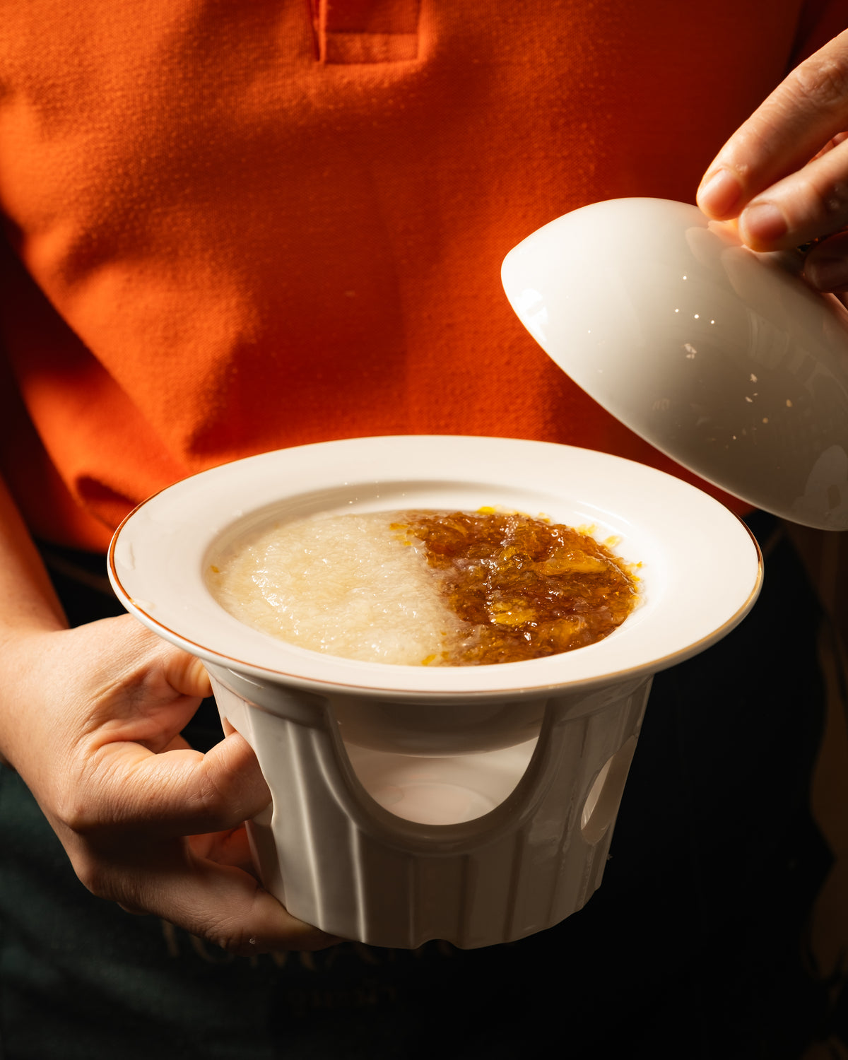 JUMAMA stewed bird's nest, white and red, served in a ceramic pot – 炖燕窝 รังนกตุ๋น